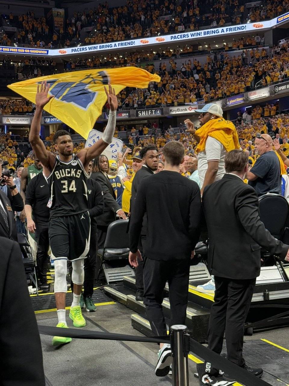 洛杉矶湖人训练开放日，今晨伤情更新引欢呼，NBA季后赛在即，资深球员宣示担当的简单介绍