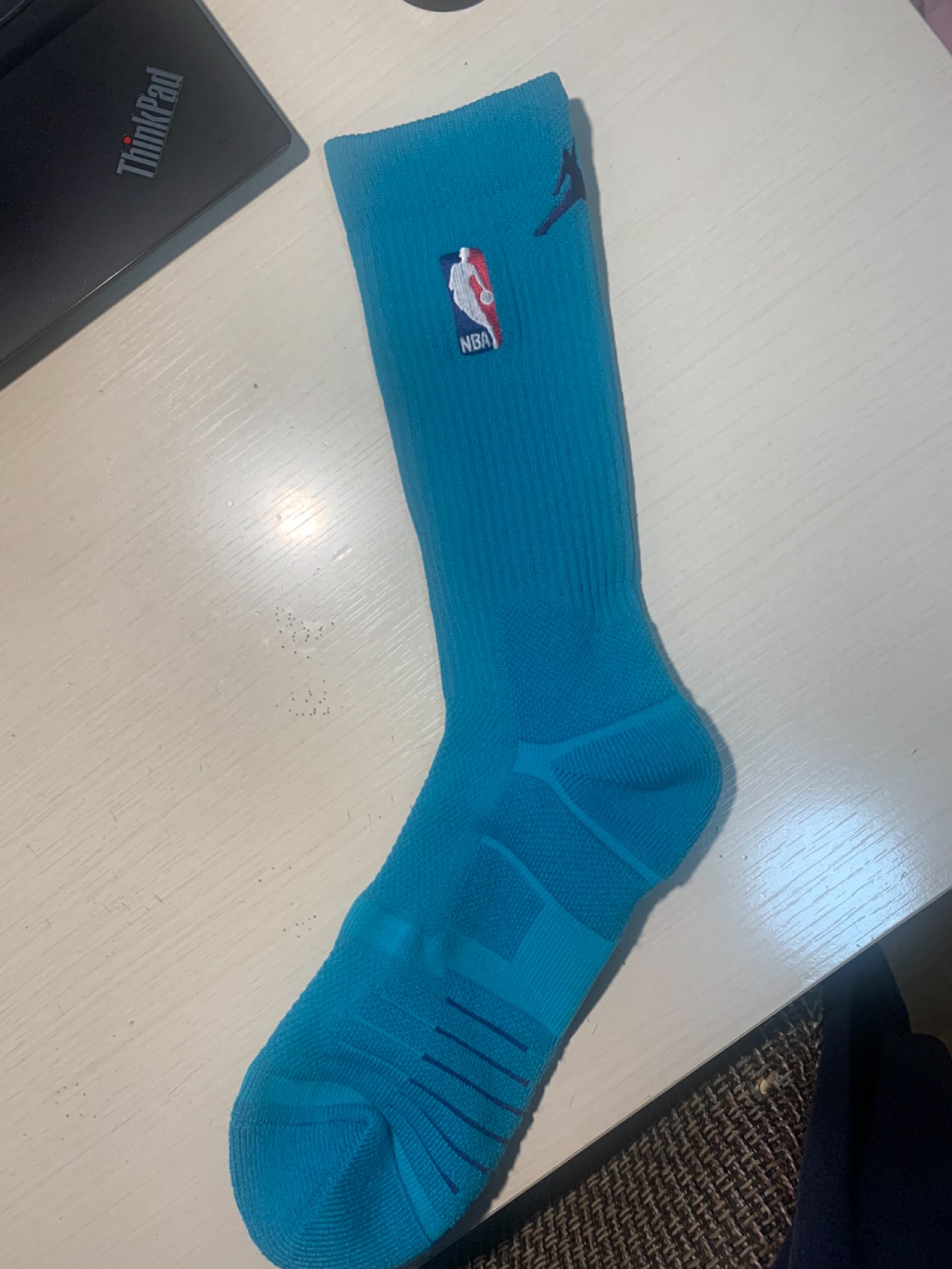 里程碑夜夏洛特黄蜂门线救险；NBA常规赛国际比赛日刷纪录；媒体盛赞；轮换策略成焦点(杜兰特出界救球是哪一场比赛)